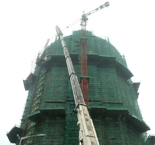 宁国吊车在工地上作业